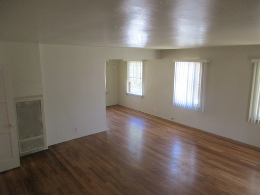 Upper 2 bedroom w HARDWOOD FLOORS! Onsite laundry and garage available – photo 1