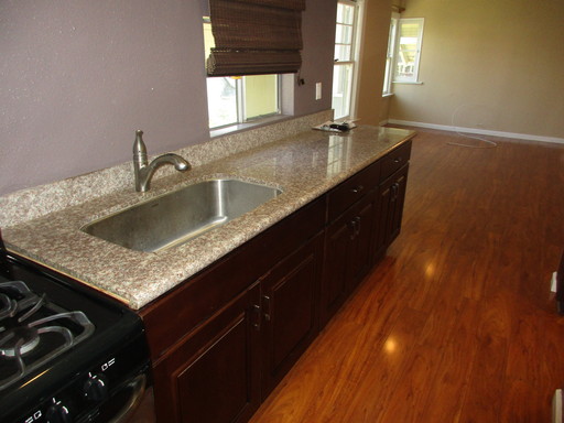 Upper REMODELED unit w/granite, hardwood, BALCONY & GARAGE! Onsite laundry & shared yard. – photo 1