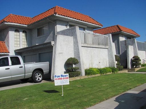 Lower 2 Bed w/Plank Floors, DW, Onsite Laundry, Garage & Small Yard – photo 1