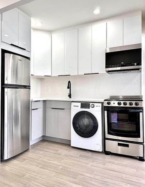 Renovated Studio with top of the line appliances. – photo 1