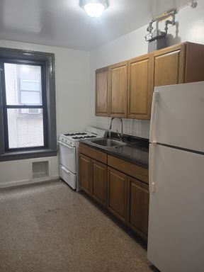 1-Bedroom in Fordham Manor – photo 1