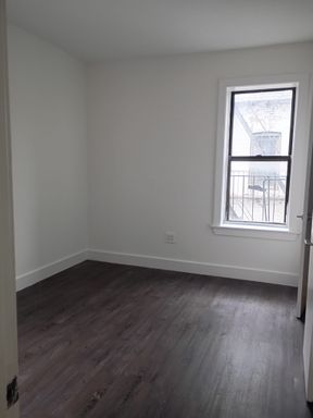 Renovated 1-Bedroom in Fordham Manor – photo 1