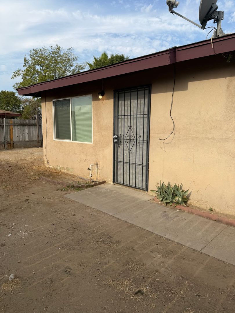 Bakersfield Apartment: 327 & 325 Dobrusky Dr