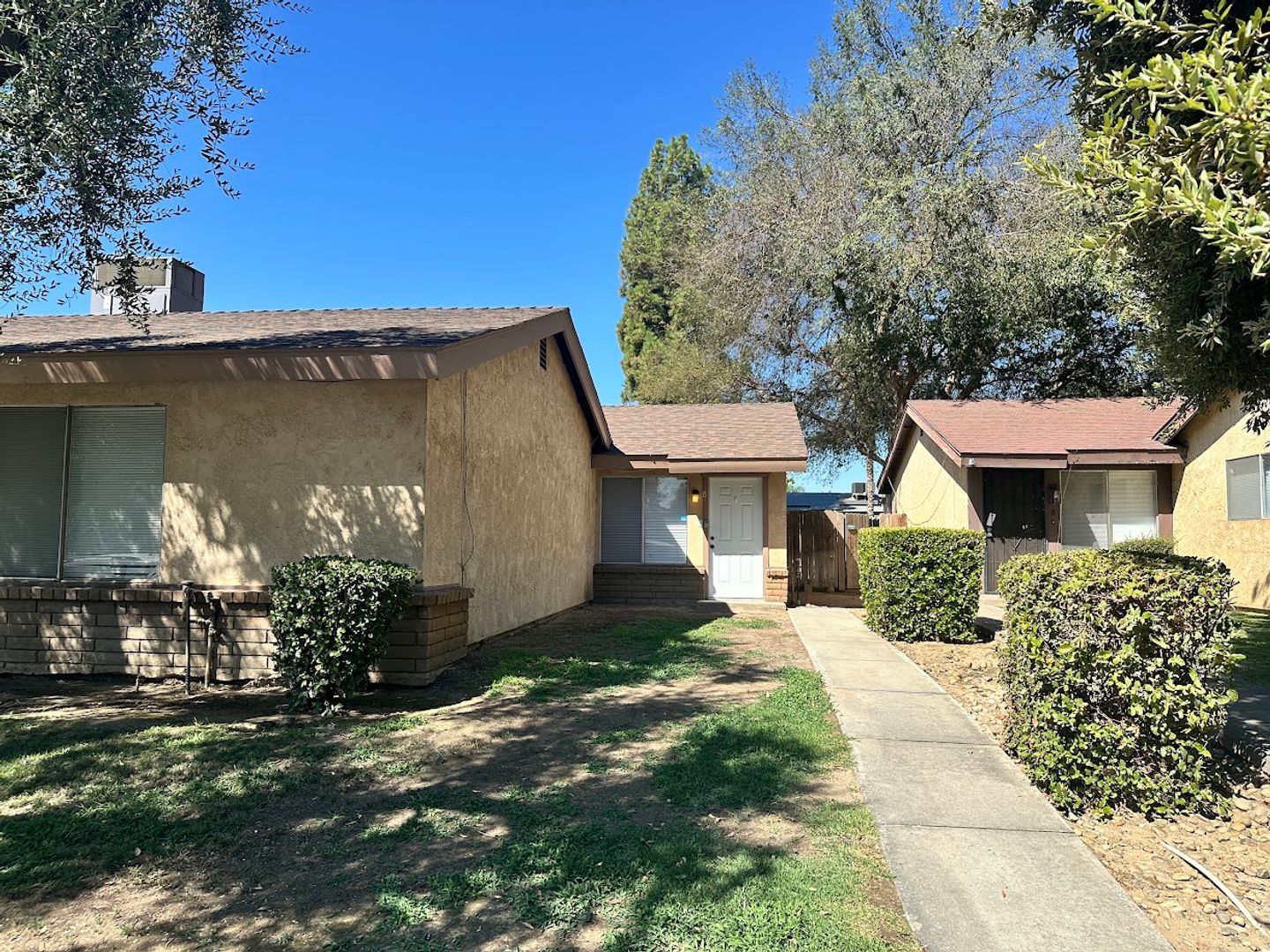 Bakersfield Apartment: 3013 N. Halfmoon Dr.