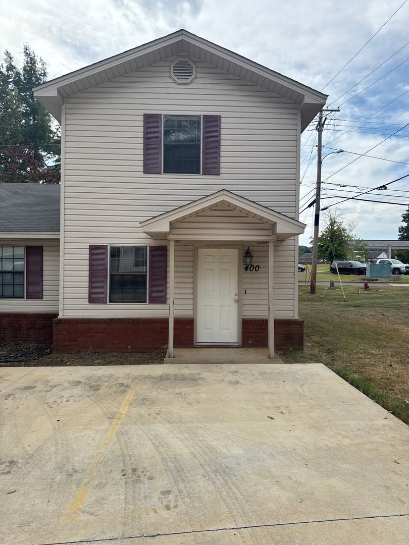 Greenwood Apartment: 13 West Ash Street