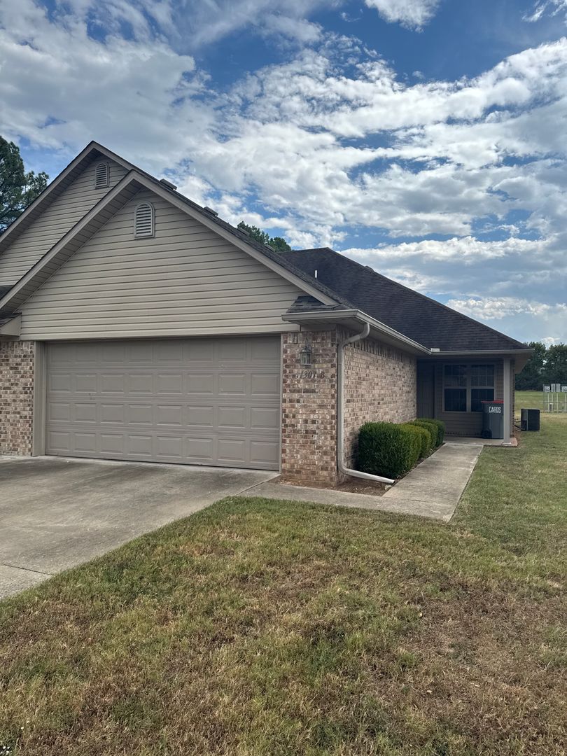 Greenwood Apartment: 1307A - 1307B Clinic Lane