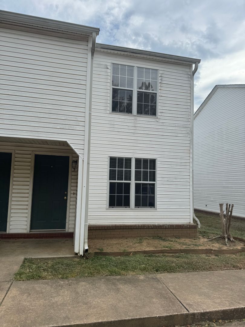 Greenwood Apartment: 406 Mount Harmony