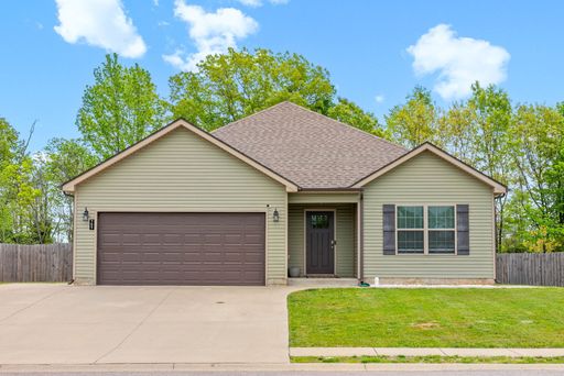 Beautiful 3-Bedroom Home with Fireplace, Vaulted Ceilings & Fenced Yard – photo 1