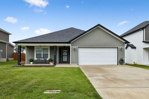 Beautiful 3-Bedroom Ranch Home with Granite Kitchen & Private Fenced Backyard – photo 1