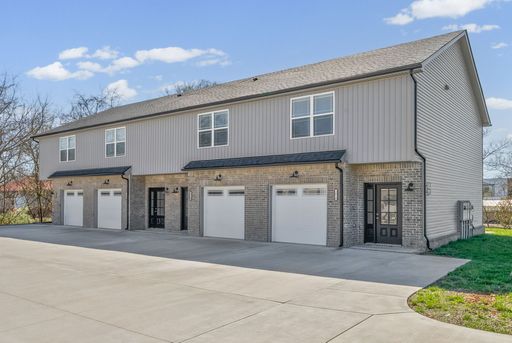 Convenient Townhome Living Just Minutes from Fort Campbell – photo 1