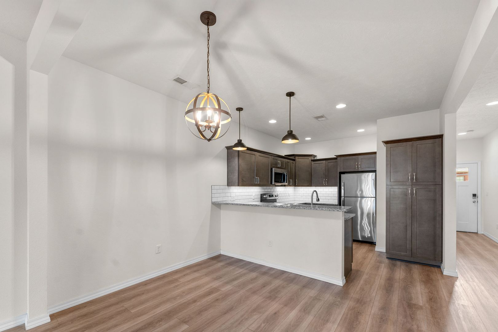 NEW LUXURY 2 BED 2 BATH 1 CAR GARAGE DUPLEX 5 of 8