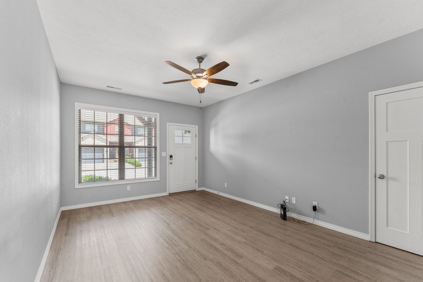 NEW LUXURY 3 BED 2.5 BATH TOWNHOUSE 3 of 8