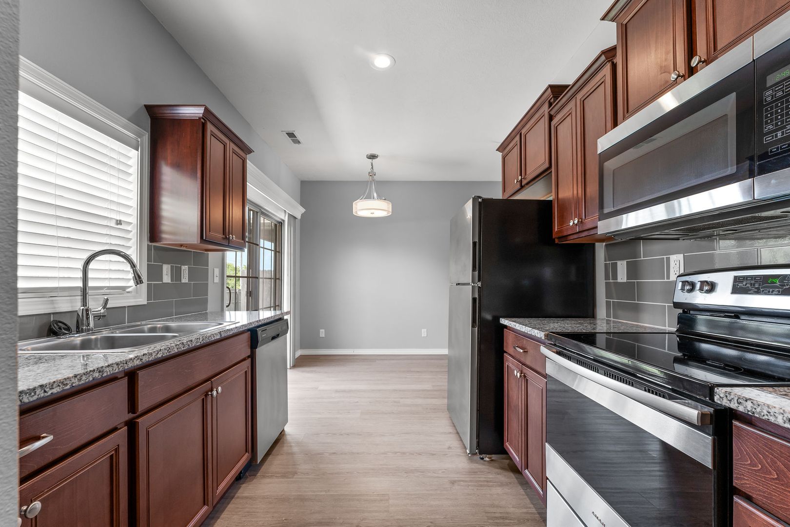 NEW LUXURY 3 BED 2.5 BATH TOWNHOUSE 6 of 8