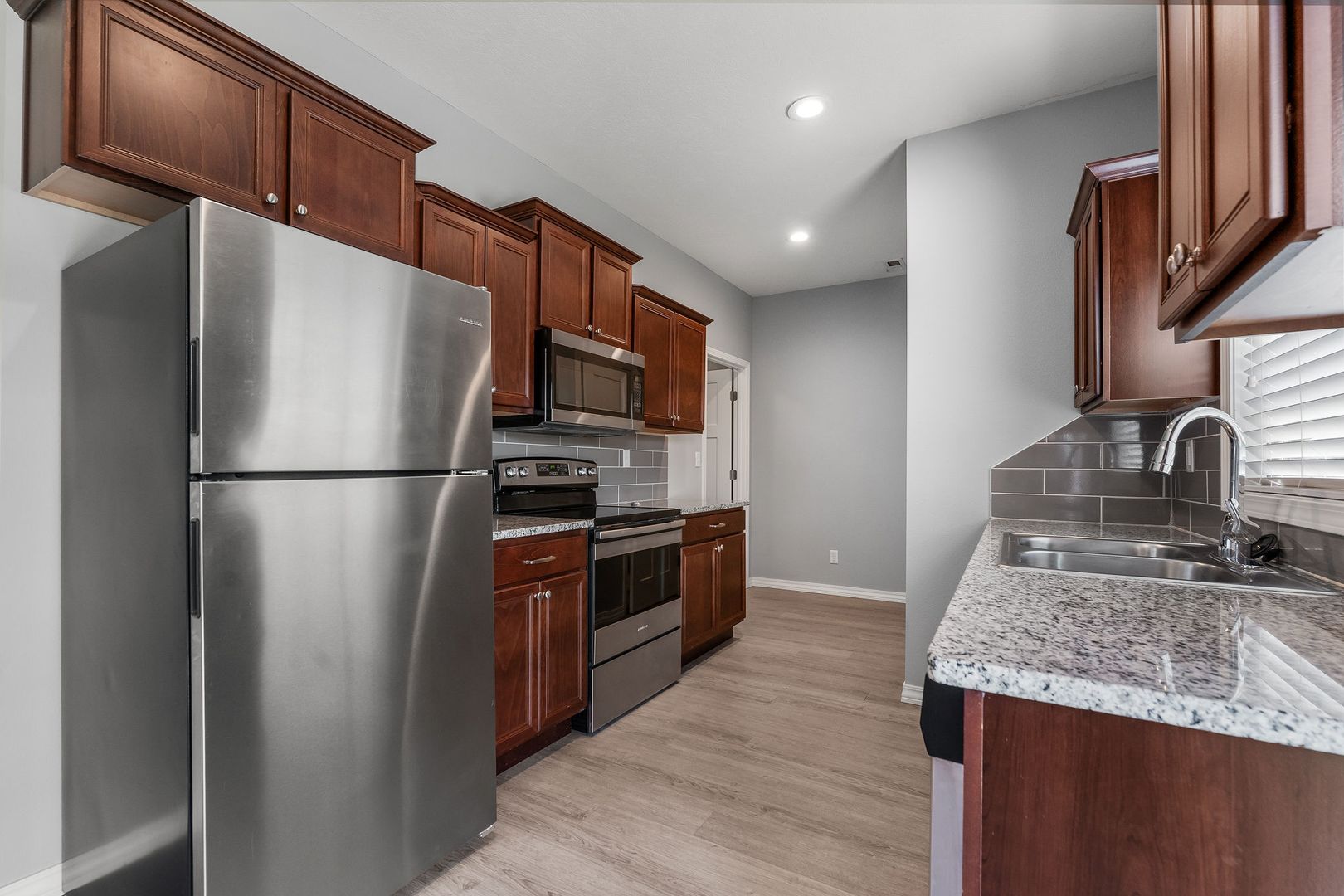 NEW LUXURY 3 BED 2.5 BATH TOWNHOUSE 7 of 8