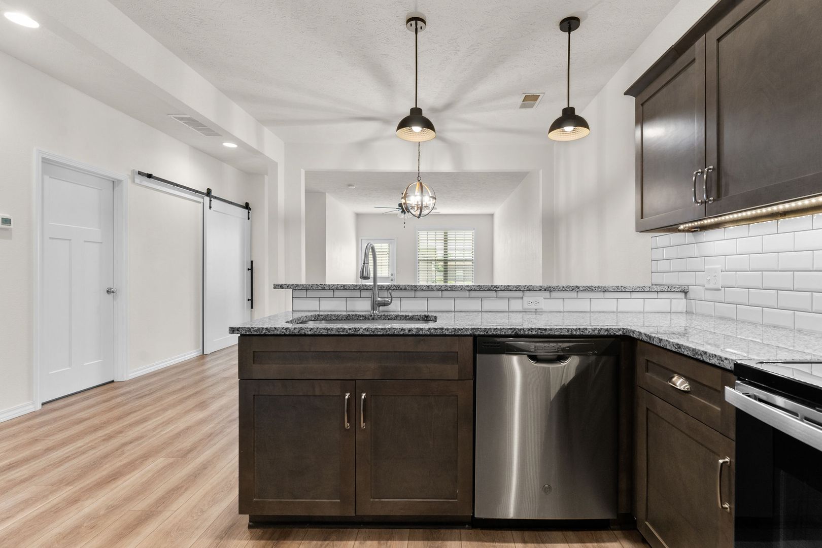 NEW LUXURY 2 BED 2 BATH 1 CAR GARAGE DUPLEX 4 of 8