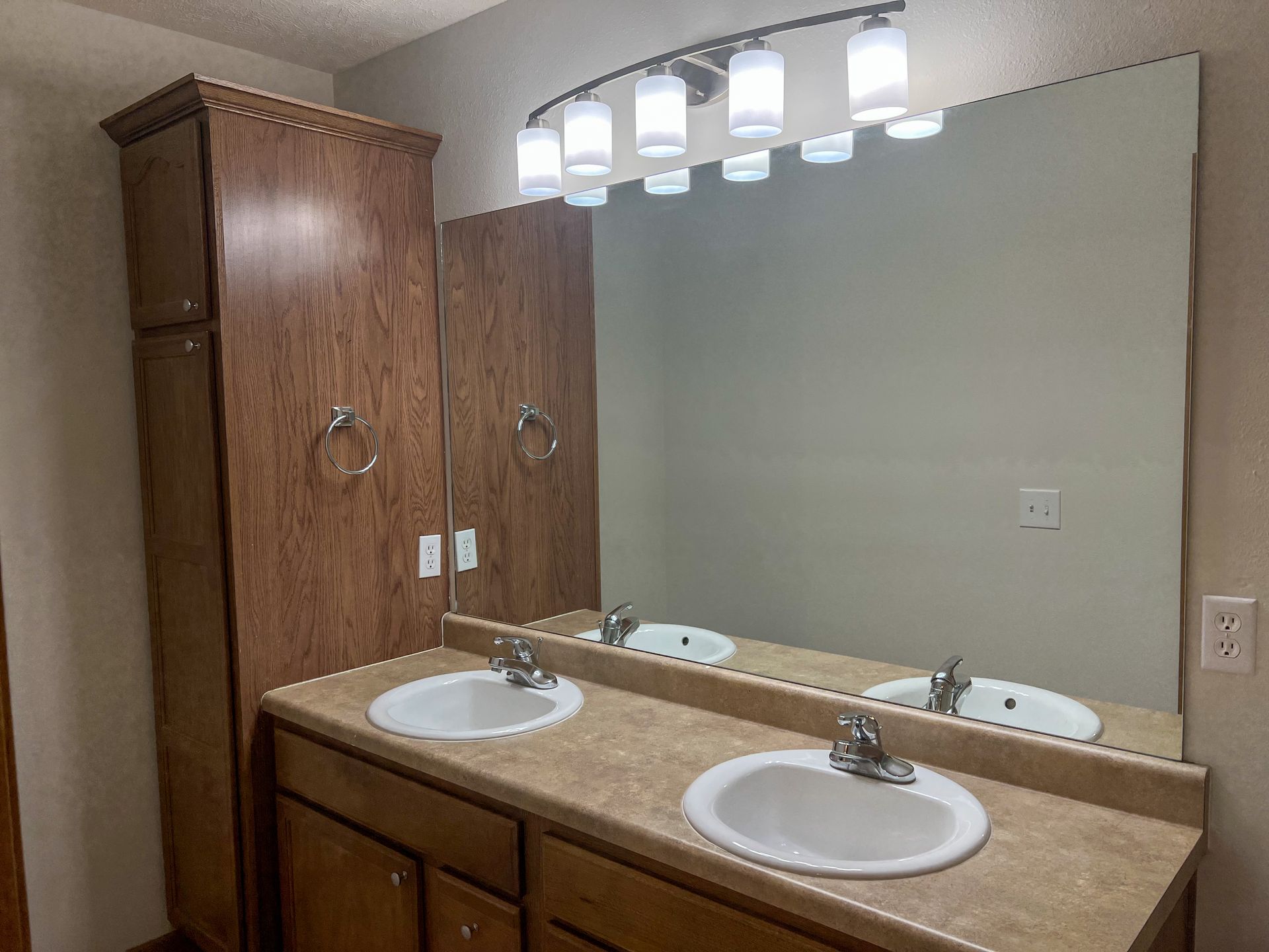 NEW LUXURY DUPLEX in the sought-after Southwest area of Springfield! 10 of 12
