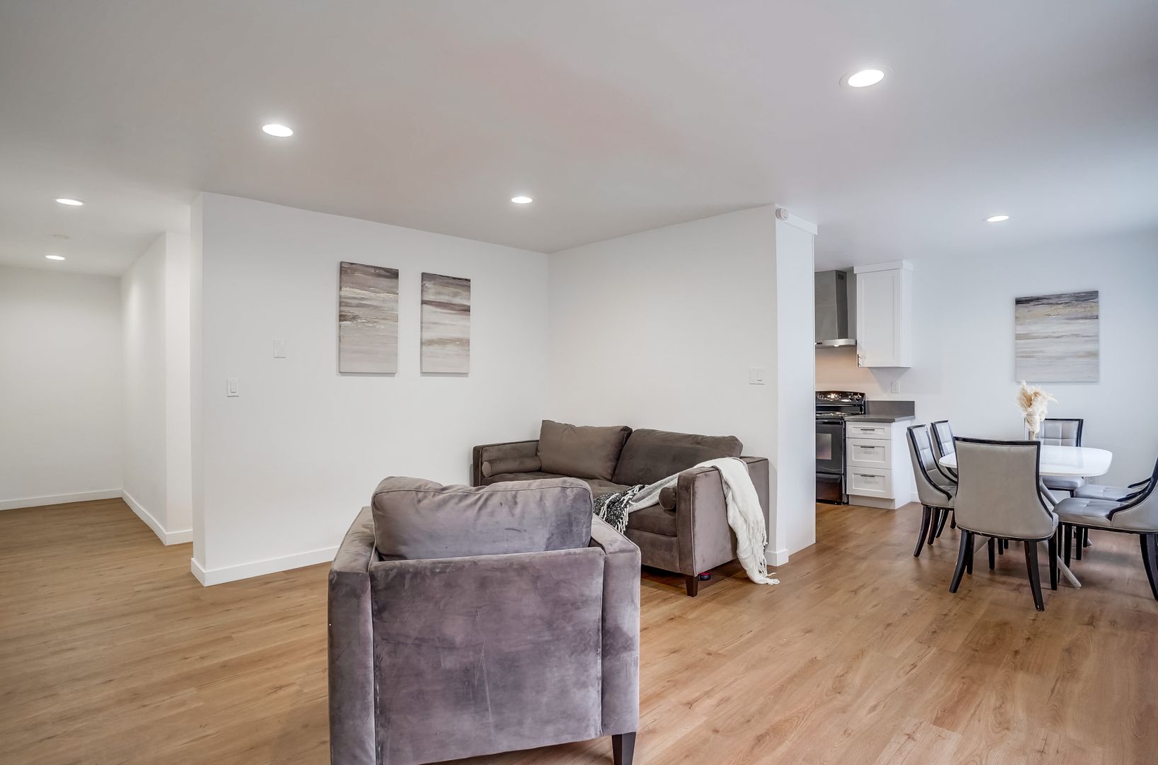 Van Nuys Apartment: 14227 Gilmore St