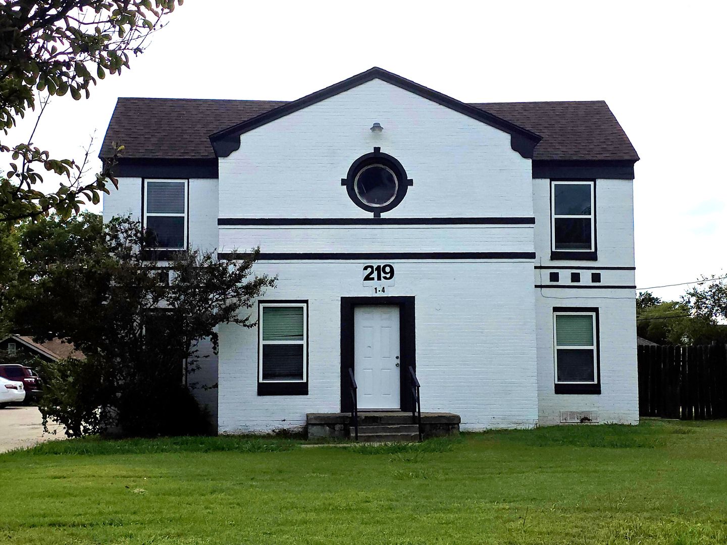 Grand Prairie Apartment: 219 SE 13th St