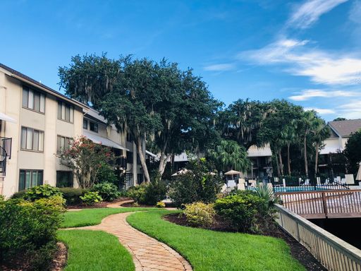 2BR Villa Near Coligny Plaza – $500 Off First Month, Available Sept 1