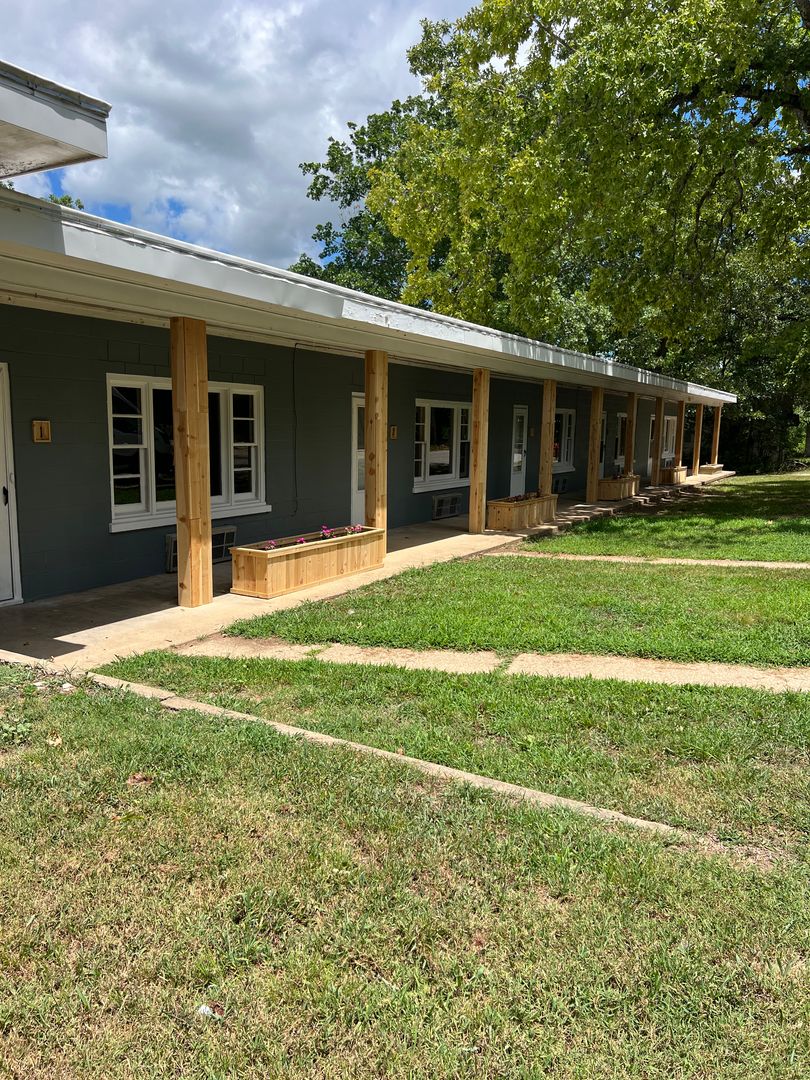 Forsyth Apartment: 809 Shadow Rock Dr