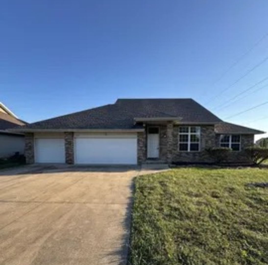 Springfield House: 2882 W LaSalle St