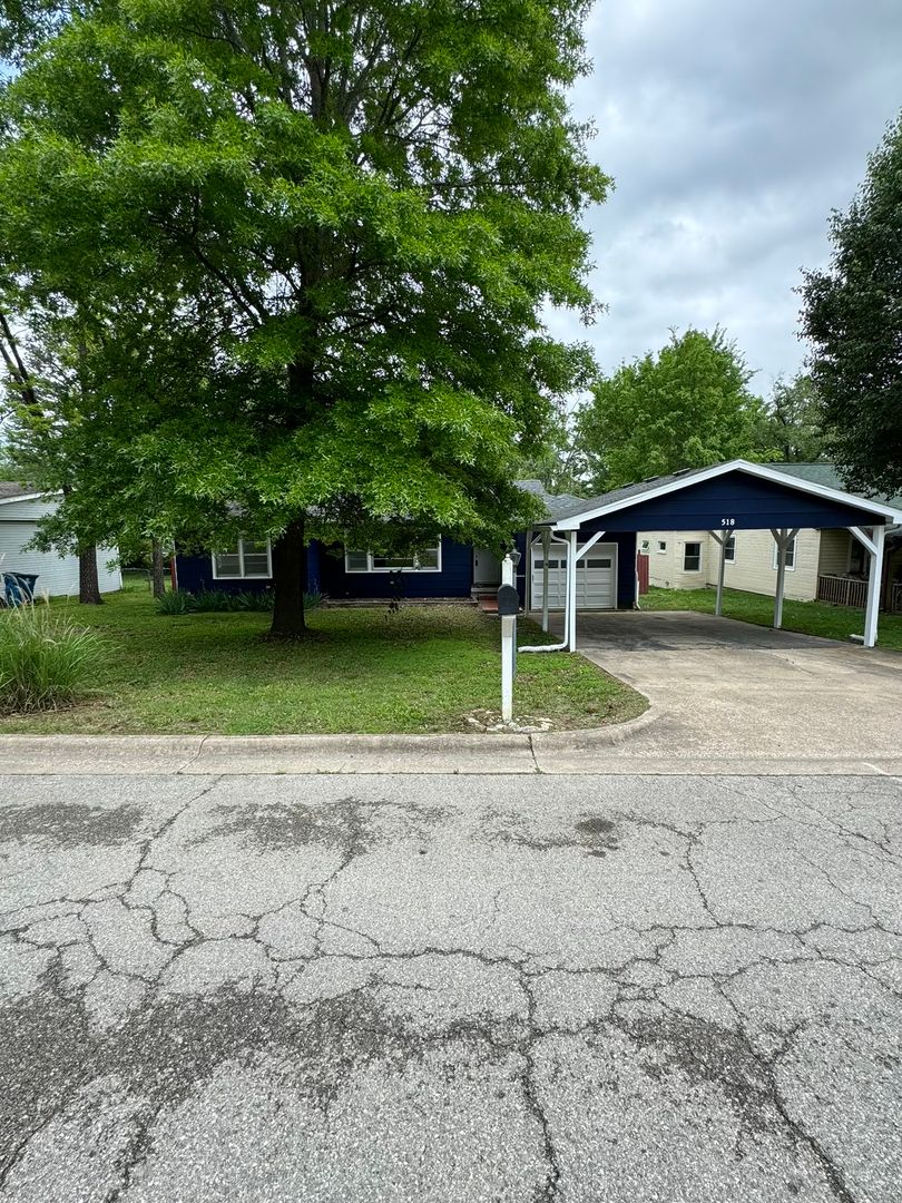 Branson House: 518 Eiserman Ave