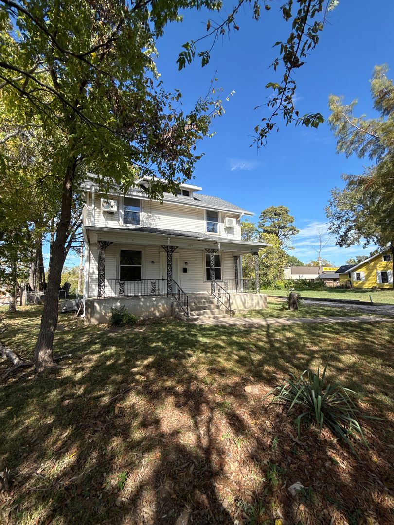 Springfield House: 1033 E Commercial St