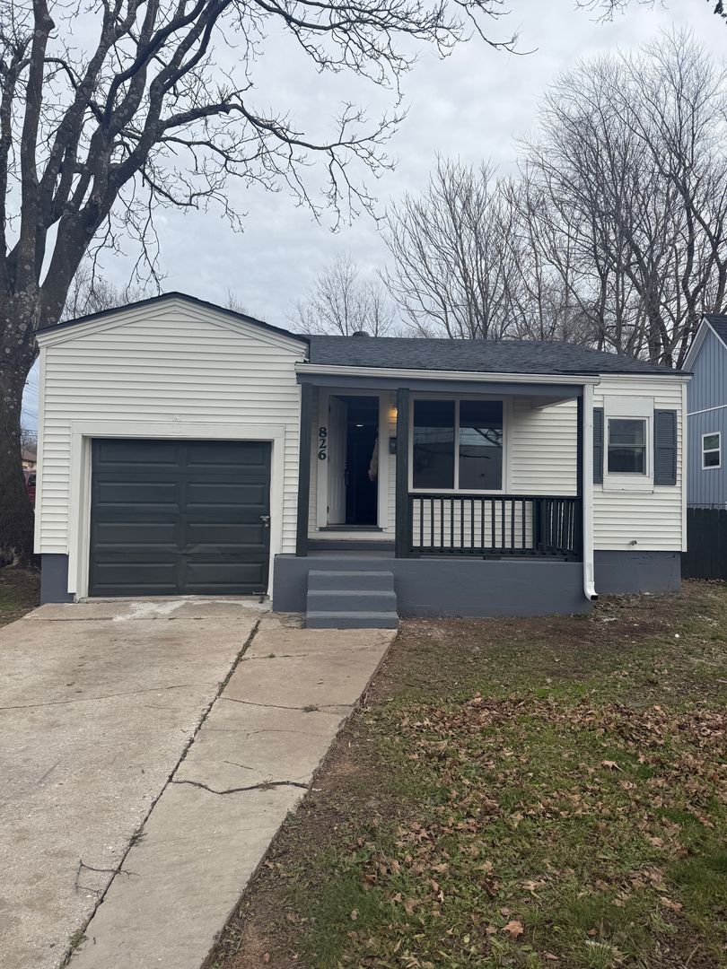 Springfield House: 826 N National Ave