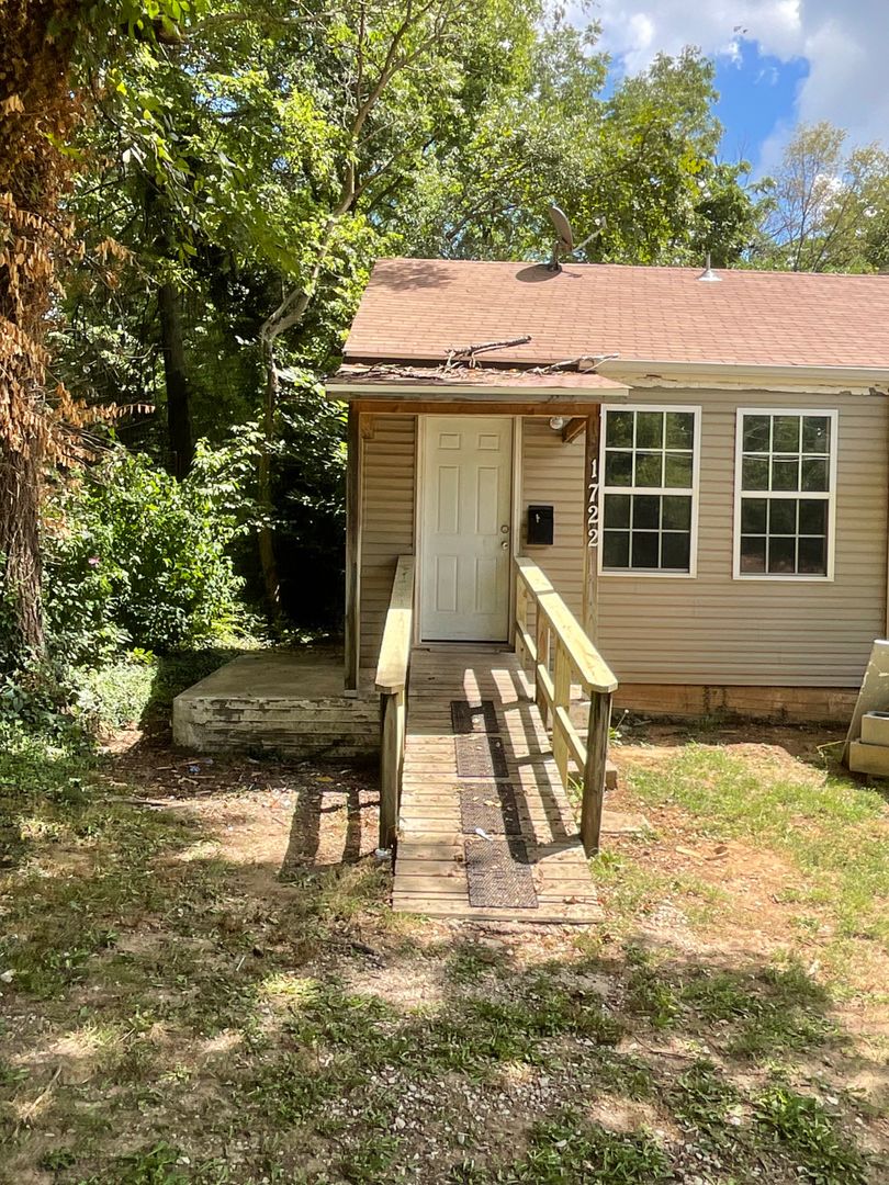 Springfield House: 1722 N Fremont Ave