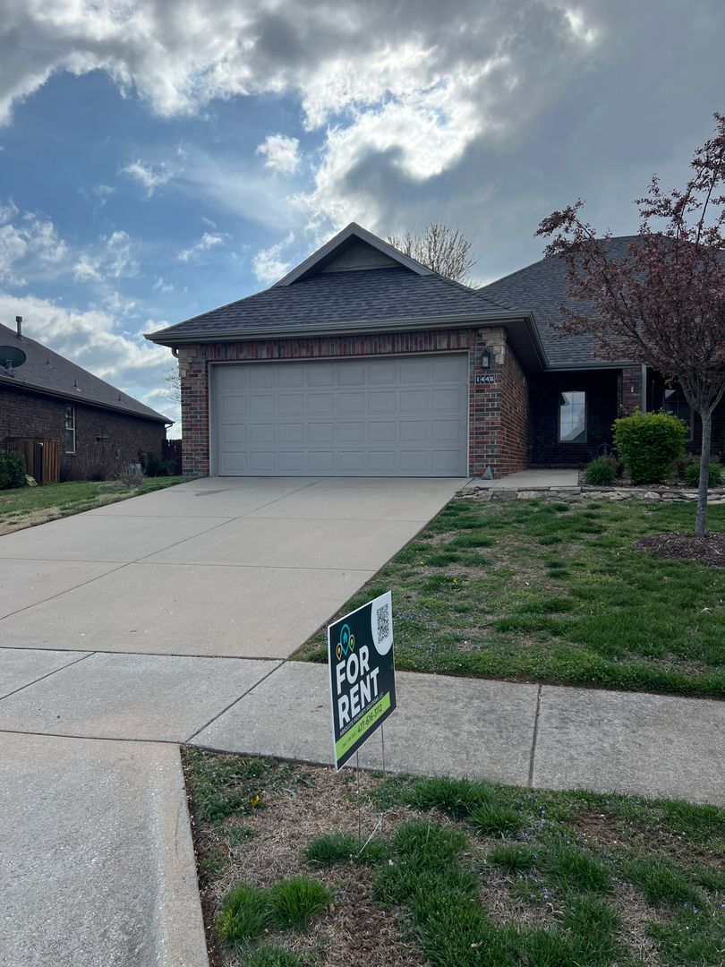 Springfield House: 1446 W Sackett St