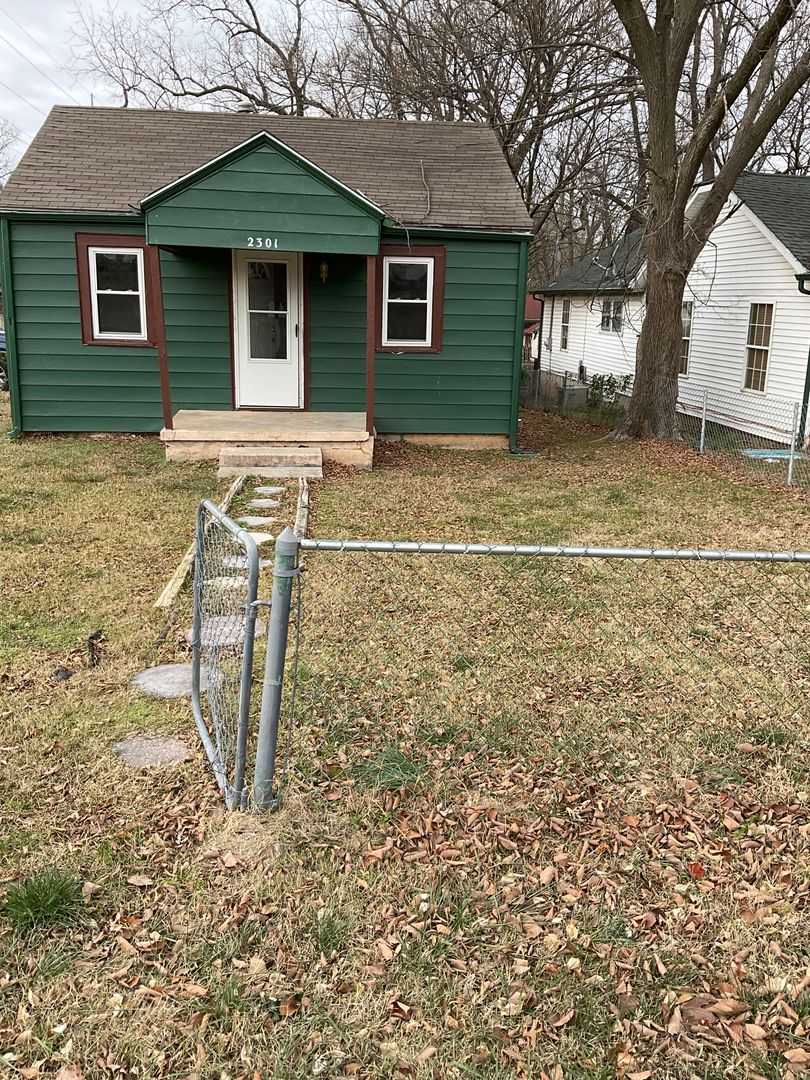 Springfield House: 2301 N Lexington Ave