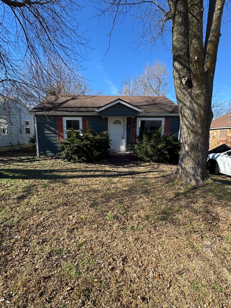 Springfield House: 2137 N Oakland Ave