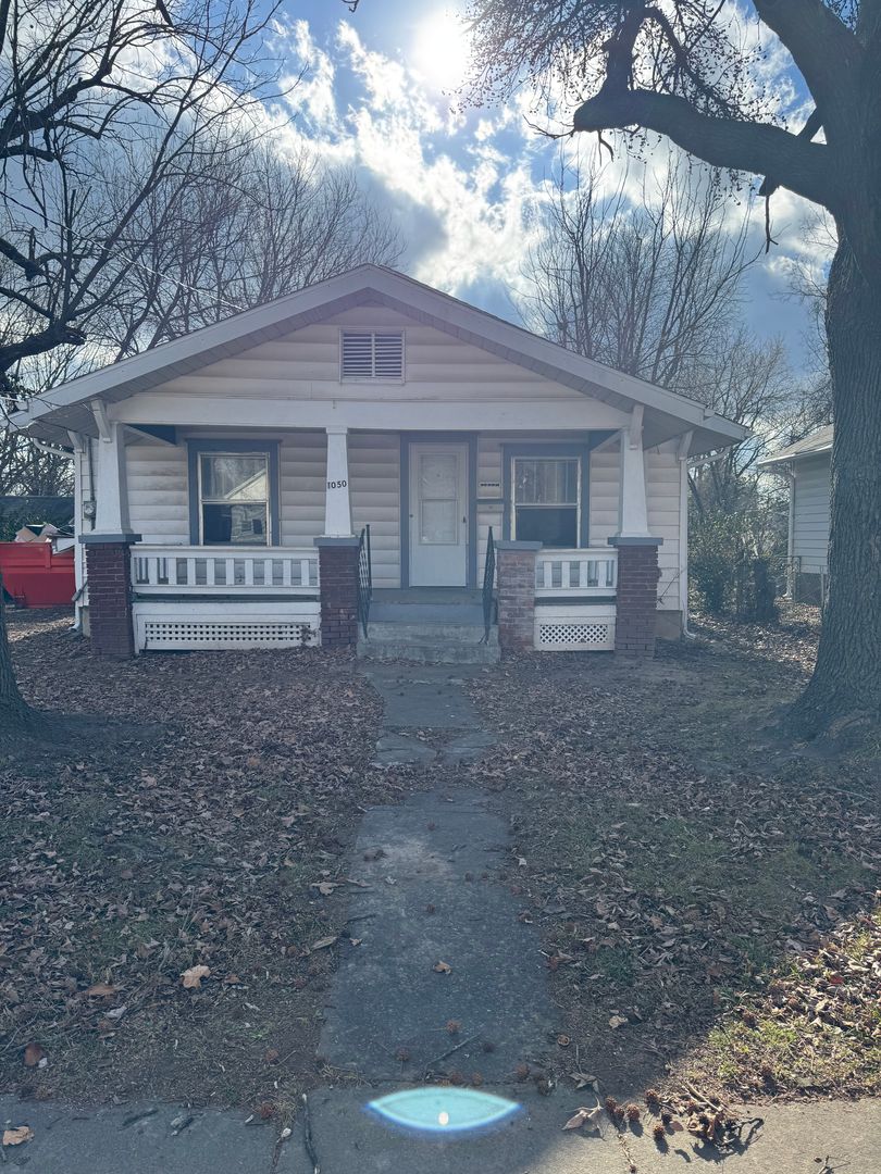 Springfield House: 1050 E Pacific St