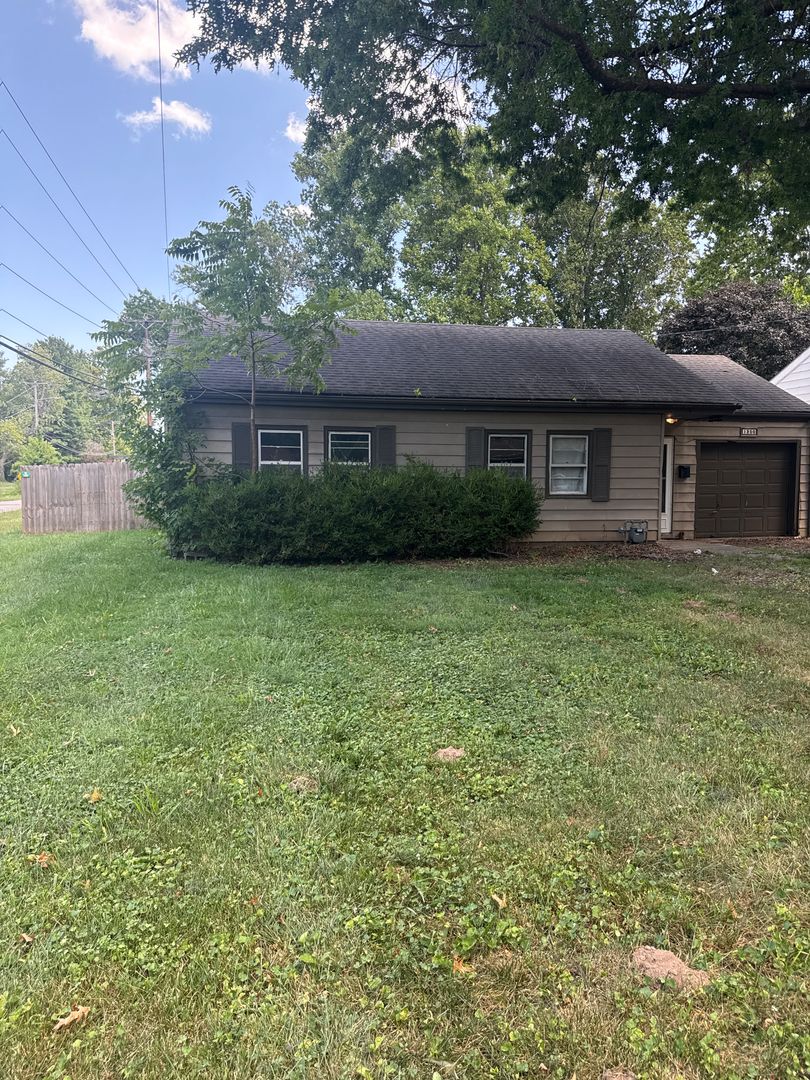 Springfield House: 1200 S Lone Pine Ave