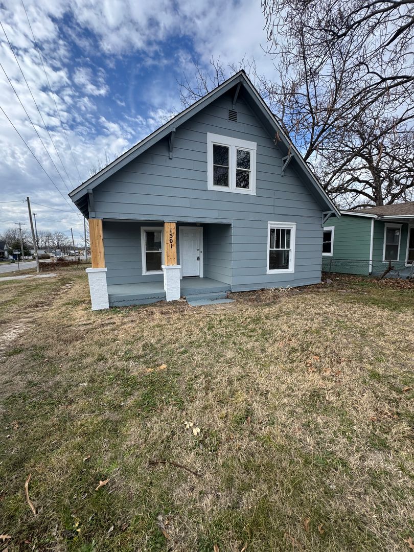 Springfield House: 1501 N Farmer Ave