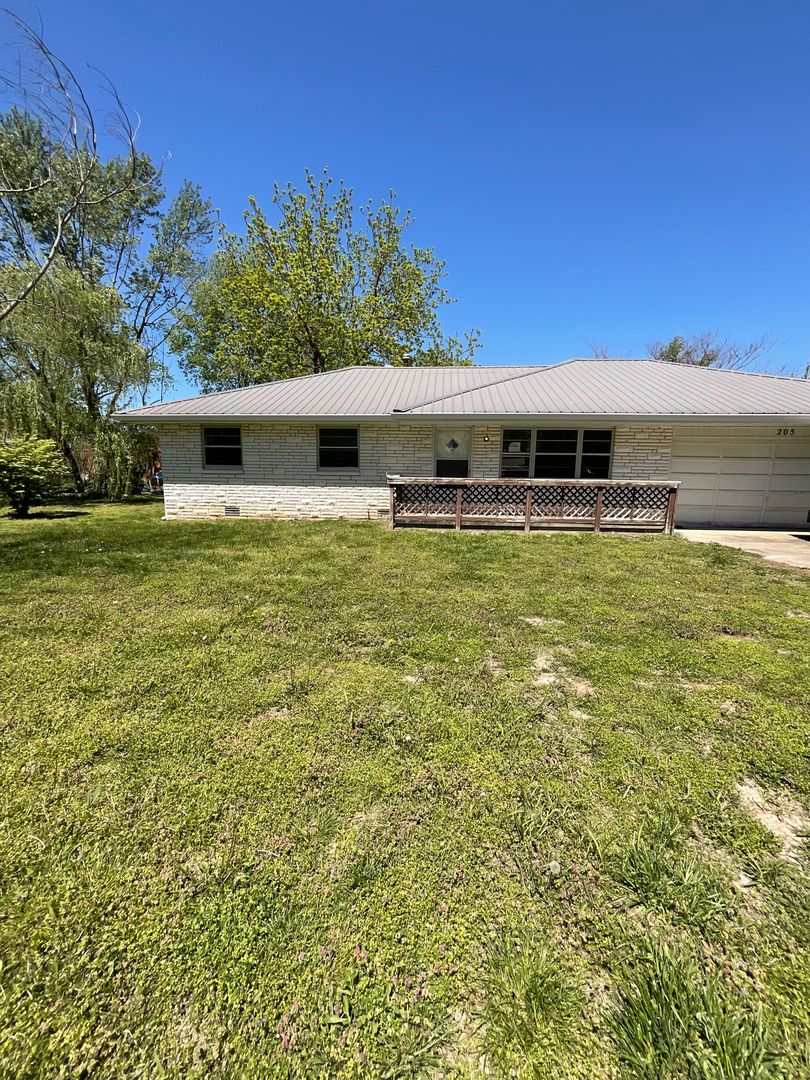 Nixa House: 205 E Elm St