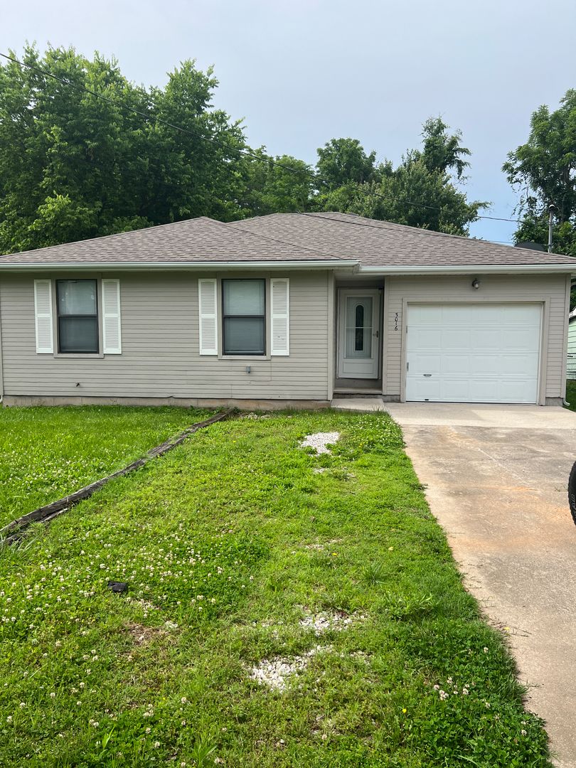 Springfield House: 3016 W Hovey St