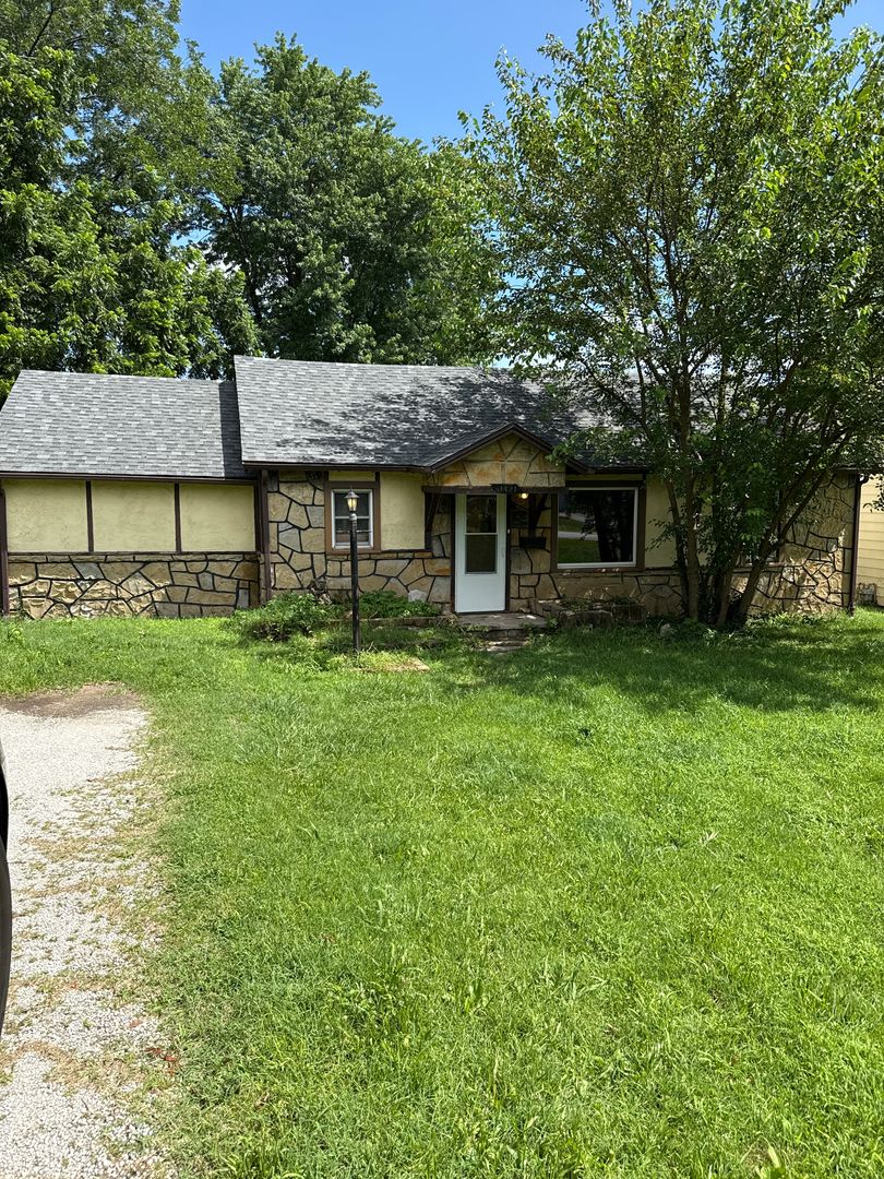 Springfield House: 1421 E Nora St