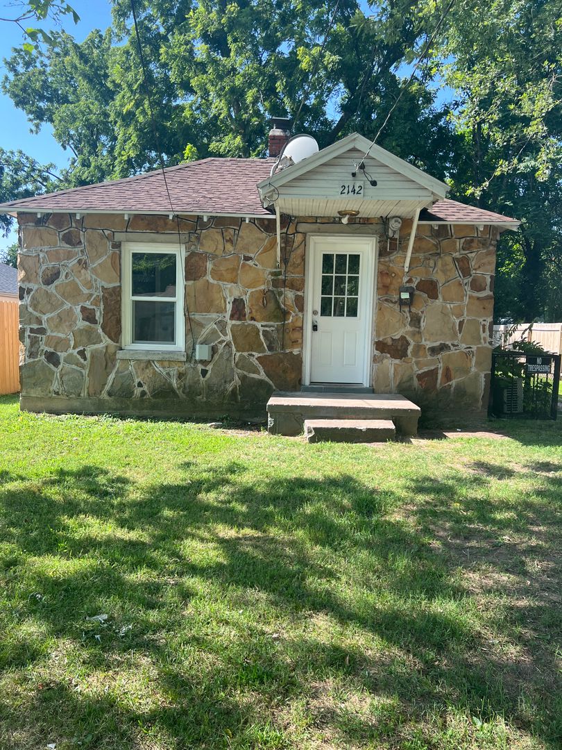 Springfield House: 2142 W Chestnut St