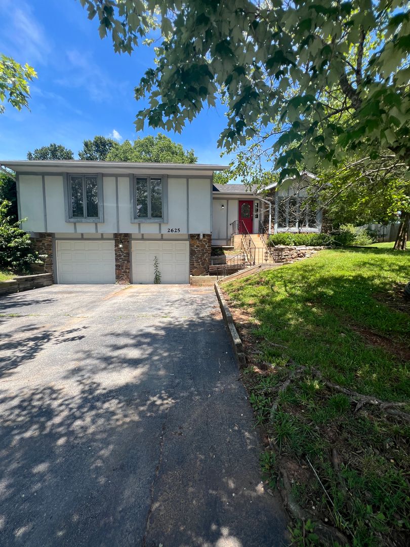 Springfield House: 2625 W Sexton St