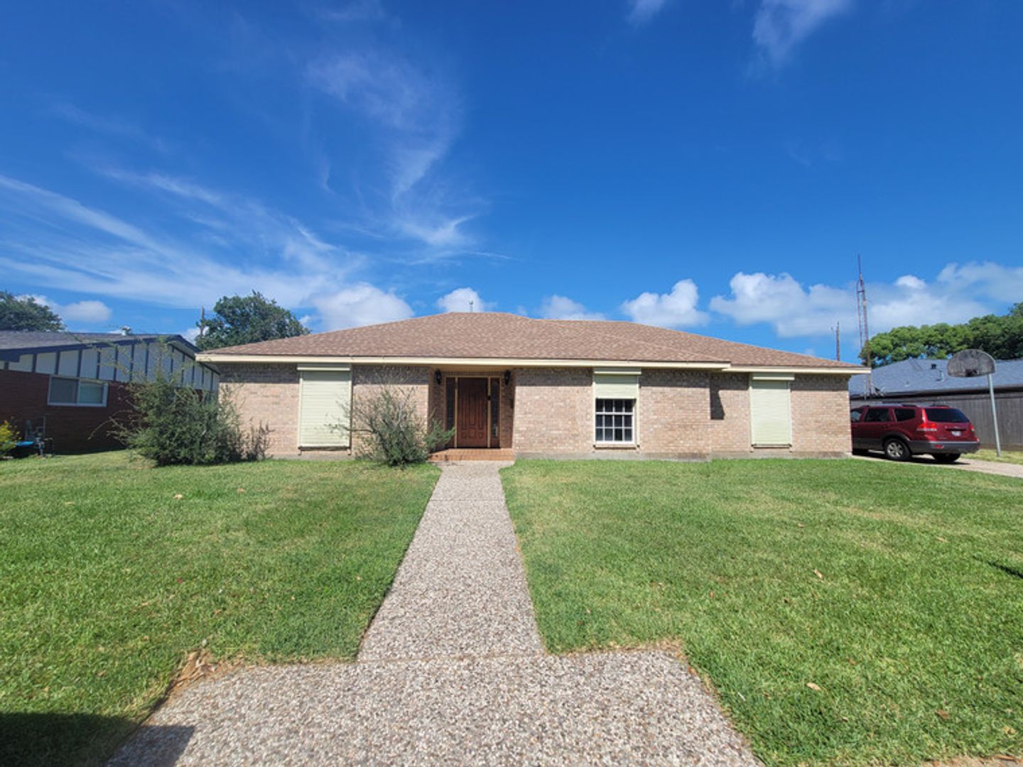 Beautiful 3 bedroom 2 bath Large Backyard with a Swimming Pool