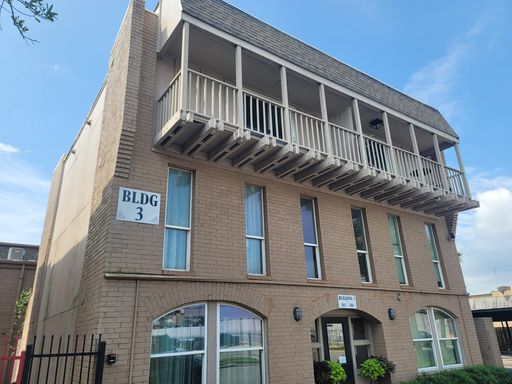 2 Bedroom, 1 1/2 bath, 3 balcony Townhome near UTMB & Seawall – photo 1