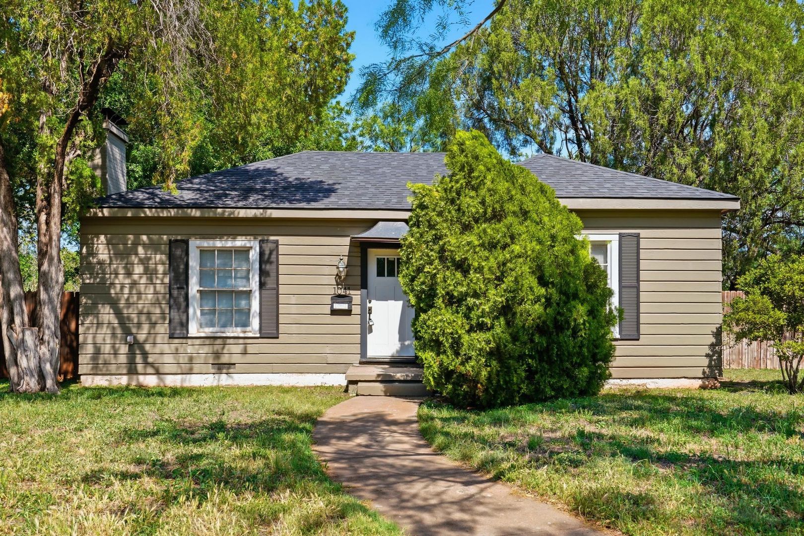 Abilene House: 1041 Albany St