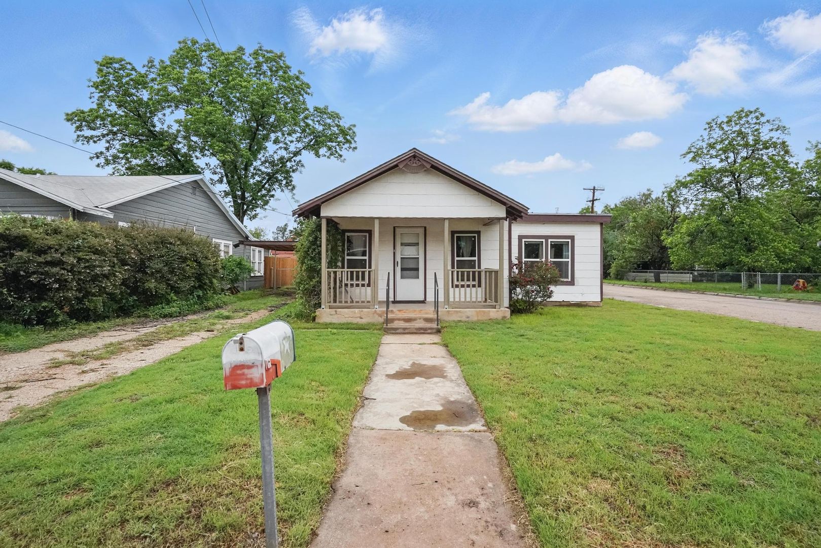 Abilene House: 1102 S 15th St