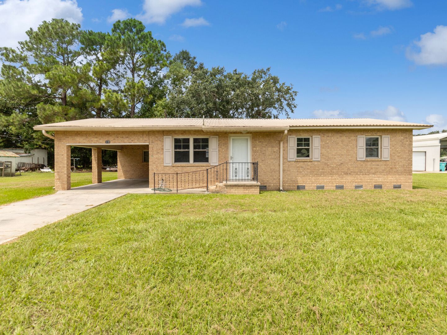 Arnaudville House: 319 W Railroad Ave