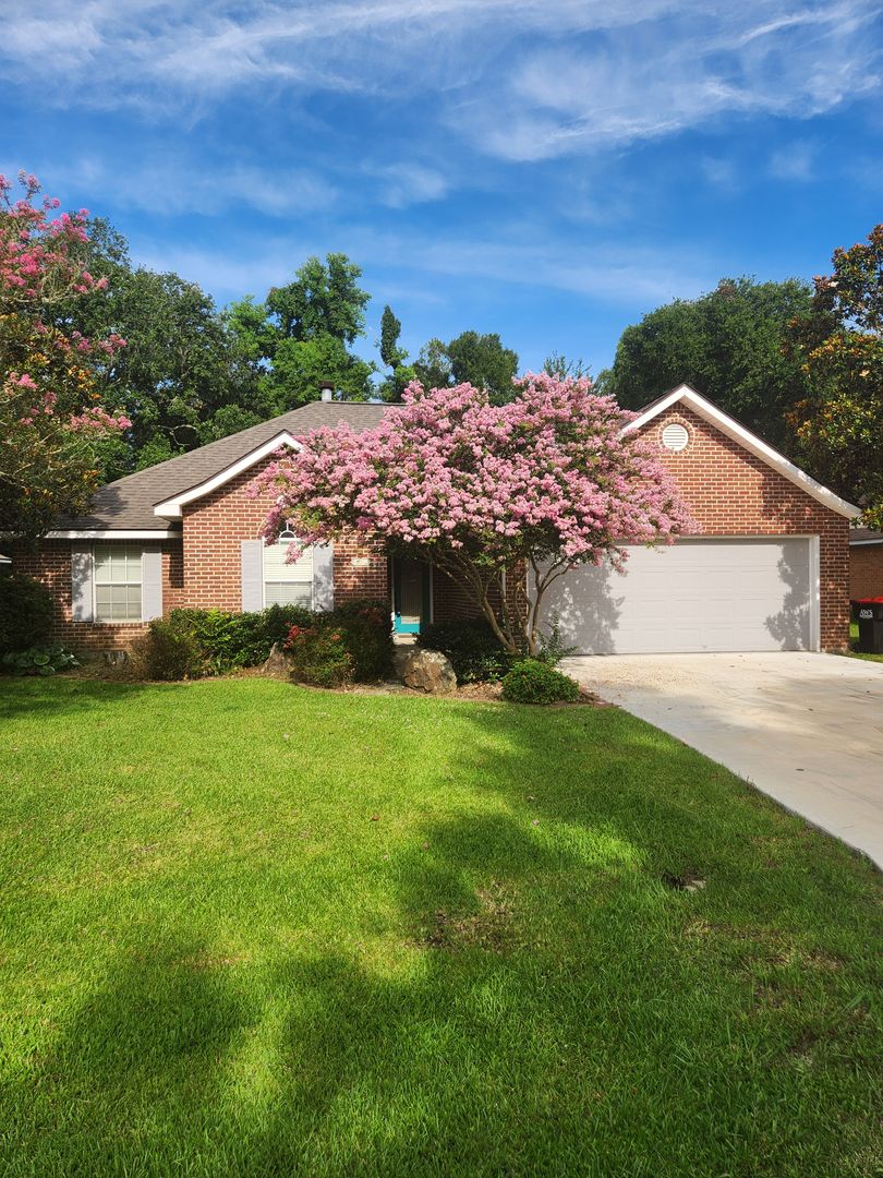 Lafayette House: 213 Sarah Dee pkwy
