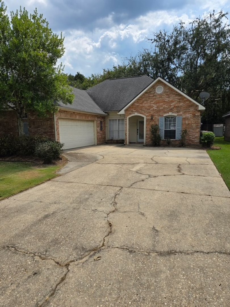 Lafayette House: 616 Canberra Drive