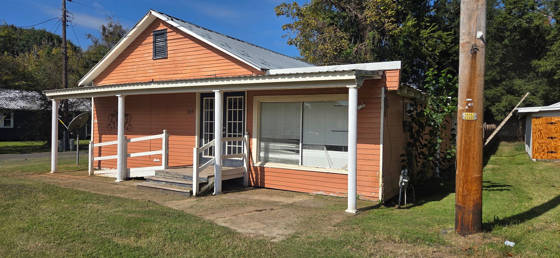 Large home on a corner lot in Ville Platte