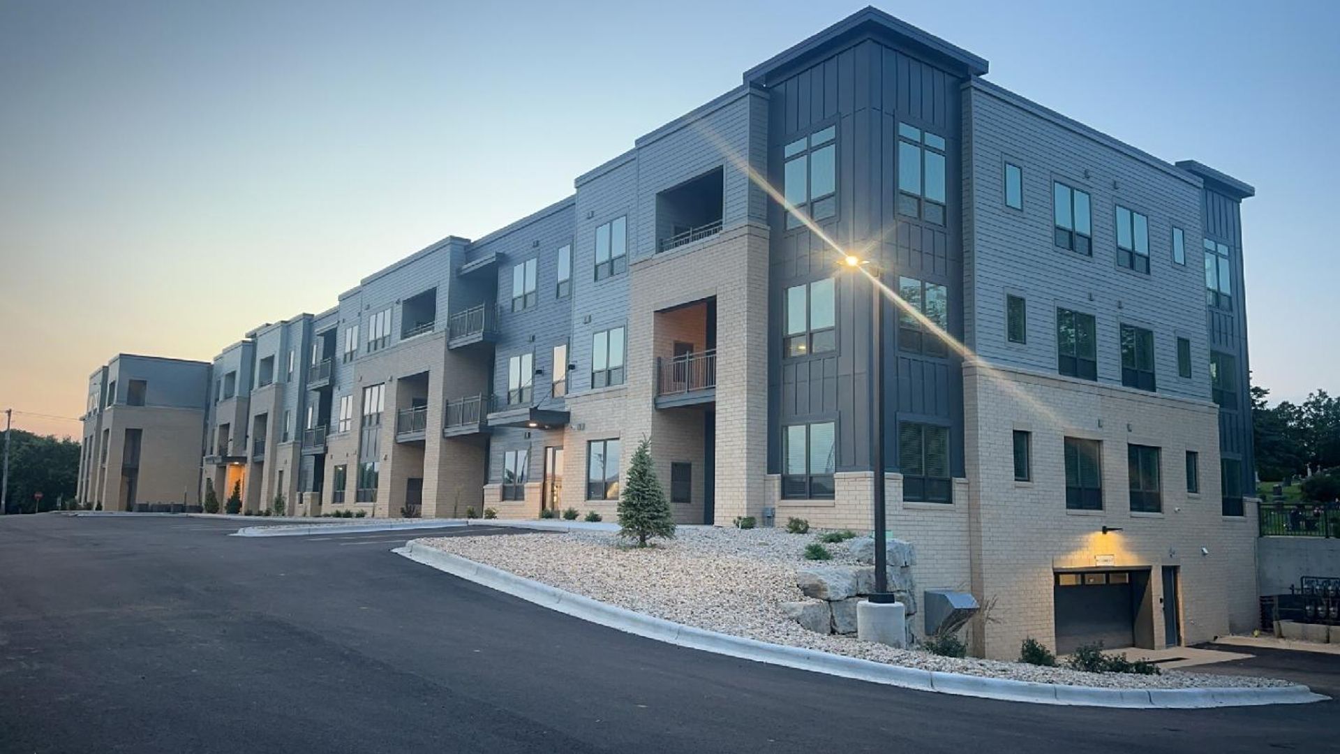 Oregon Apartment: 880 N Main