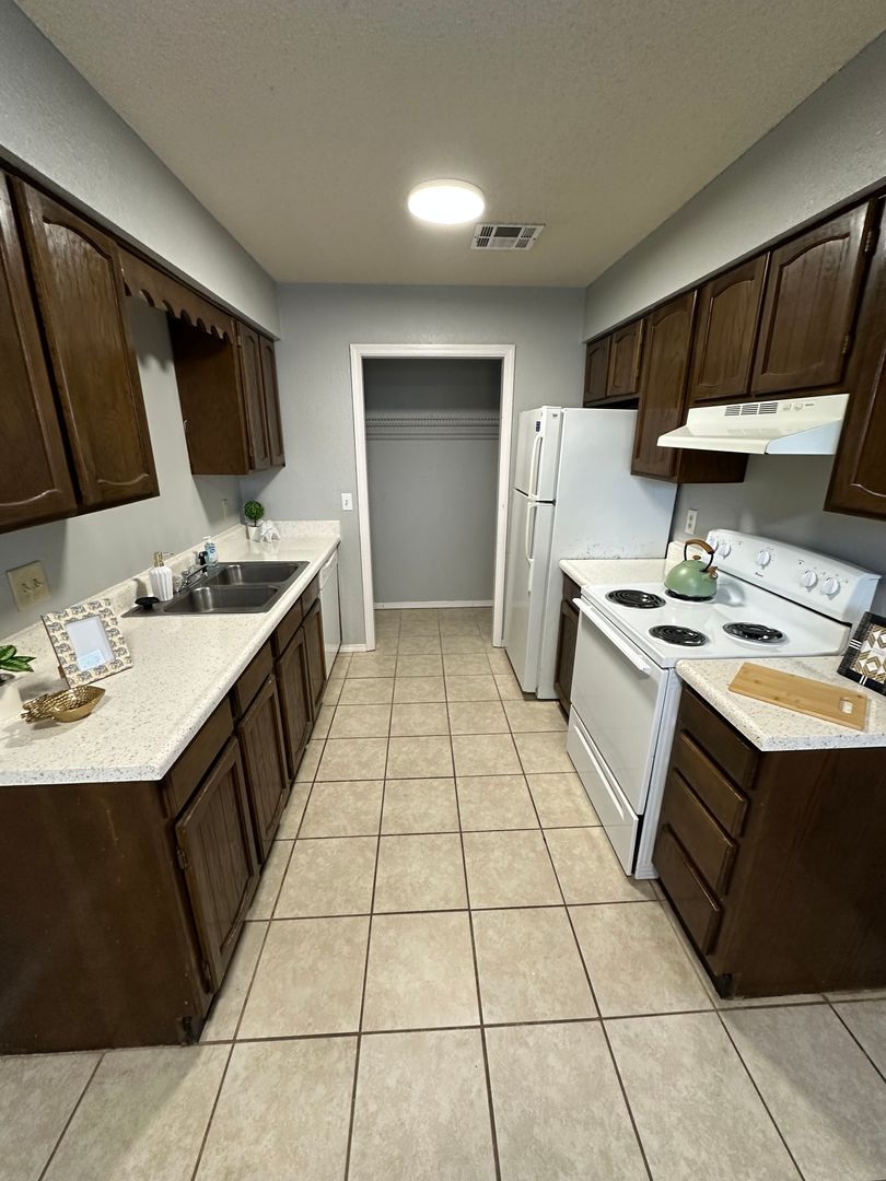 Bartlesville Apartment: 108 NE Katherine Avenue